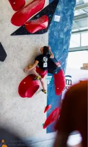 Penjanje za djecu na boulder stijeni u dvorani