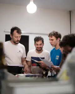Tim settera raspravlja uz papire u dvorani