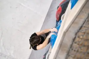 Penjačica na boulder stijeni iz gornjeg kuta