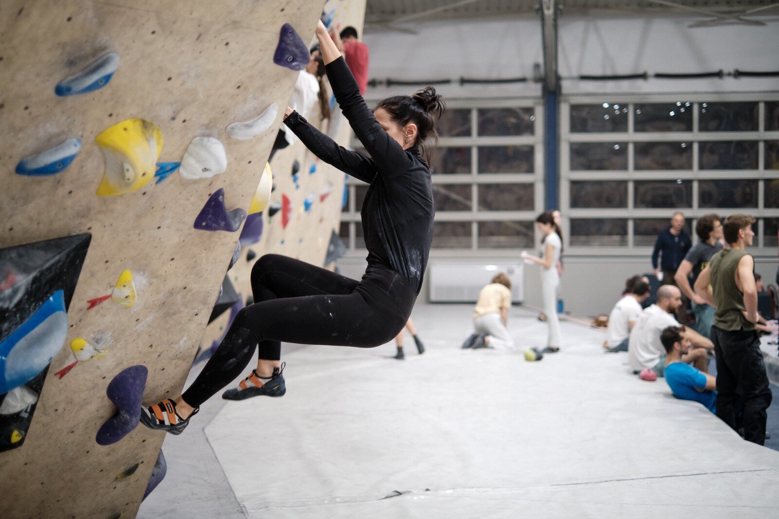 Penjačica na početničkom boulder smjeru u dvorani