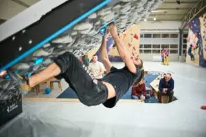 Penjač na boulder stijeni u dvorani