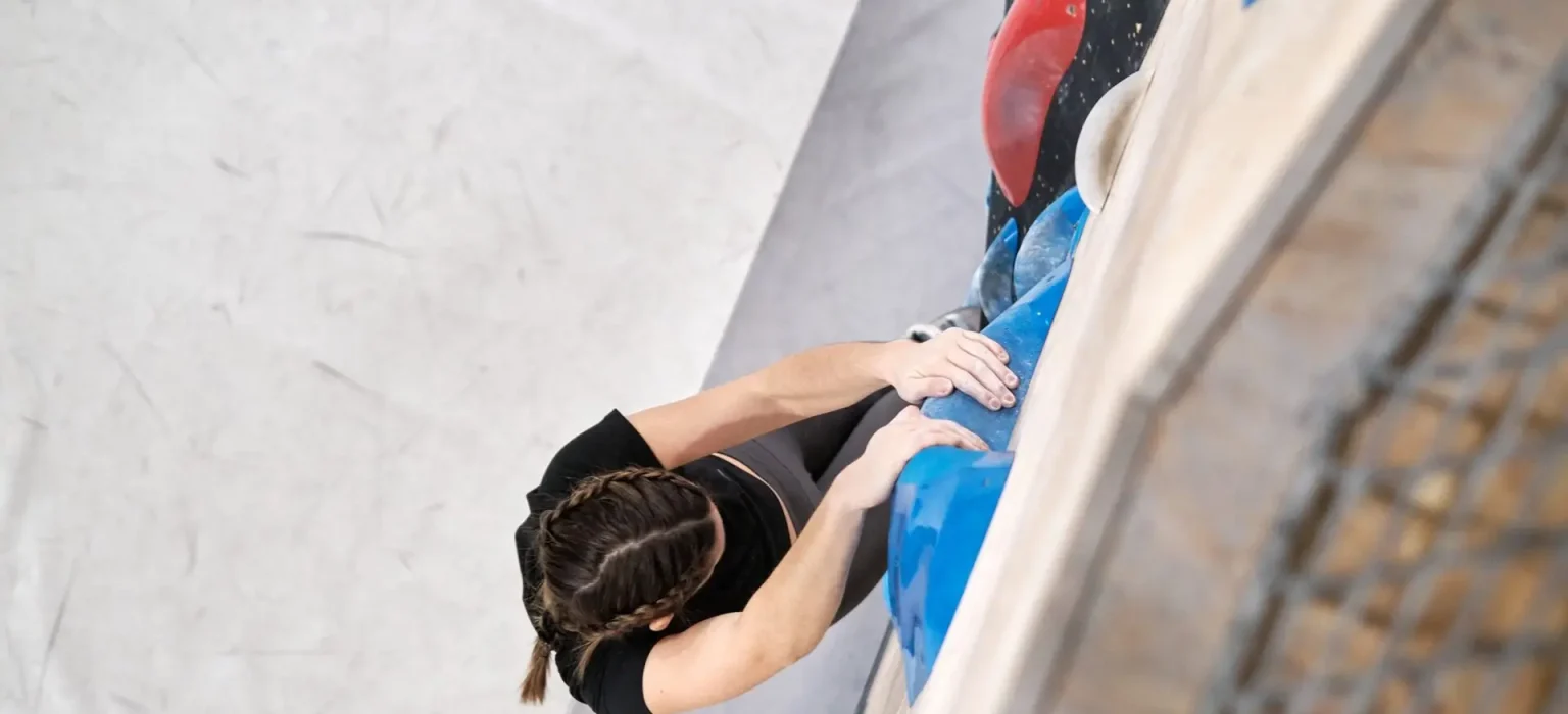 Penjačica na boulder stijeni iz gornjeg kuta