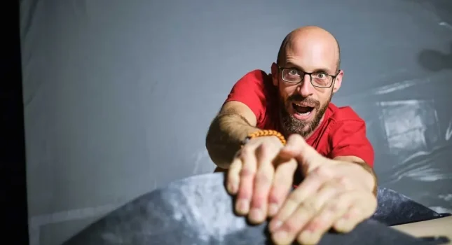 Penjač se drži za rub stijene u boulder dvorani