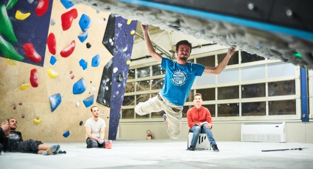 Kilter Board penjanje u dvorani s fokusom i snagom