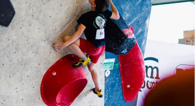 Penjanje za djecu na boulder stijeni u dvorani