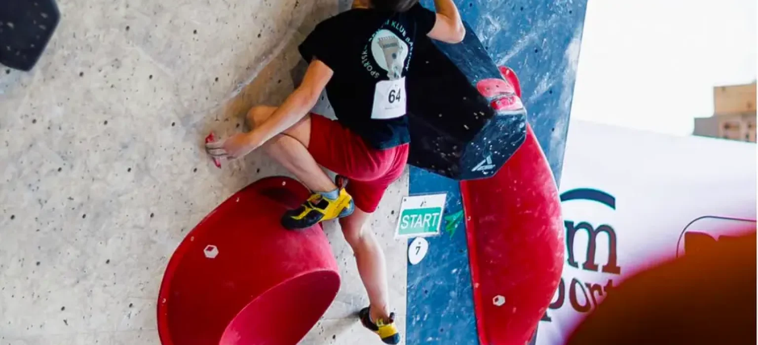 Penjanje za djecu na boulder stijeni u dvorani