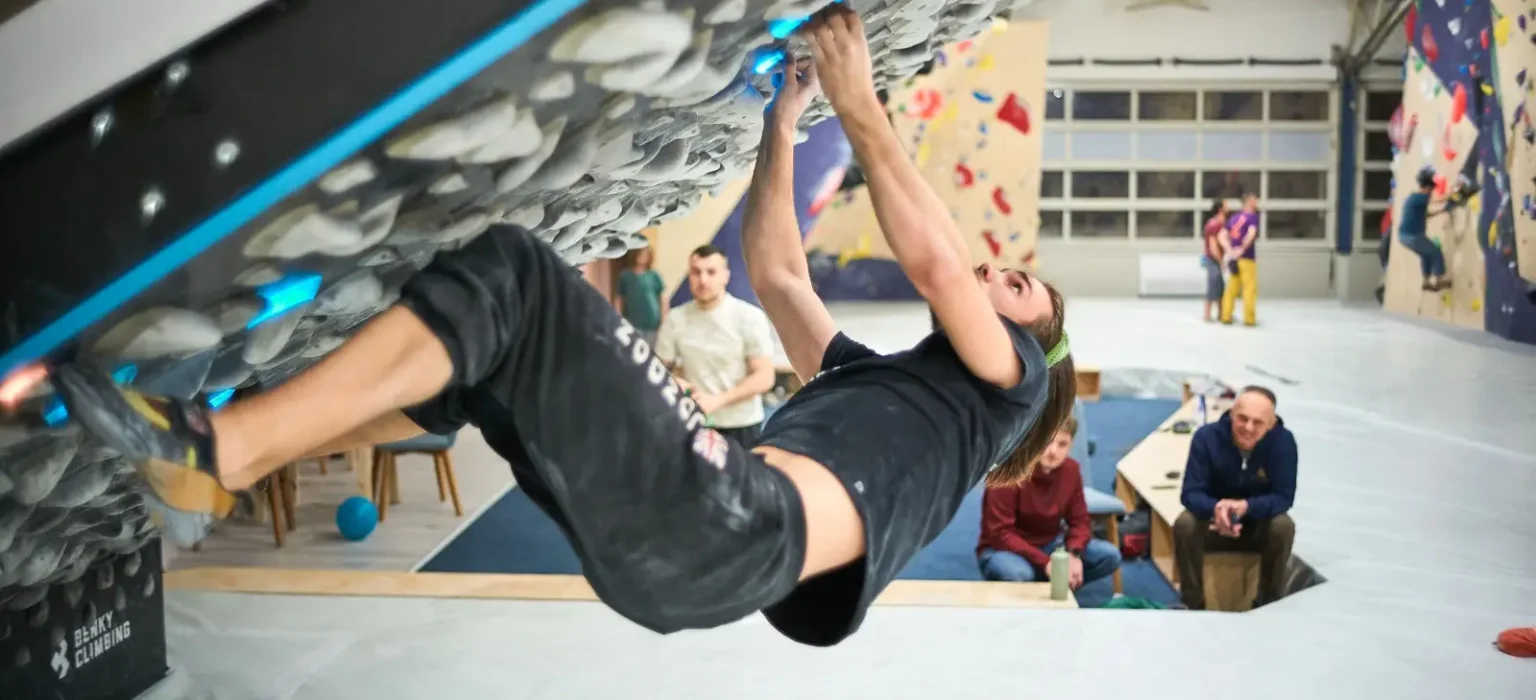 Penjač na boulder stijeni u dvorani